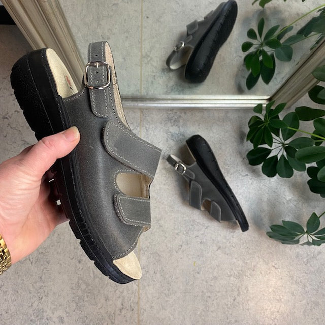 Grå bred skindsandal til knyster