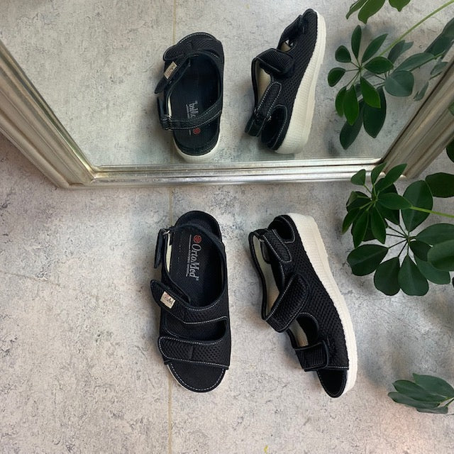 Bred sandal fra OrtoMed med velcro