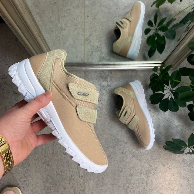 Lys fleksibel sko med skridhæmmende såler