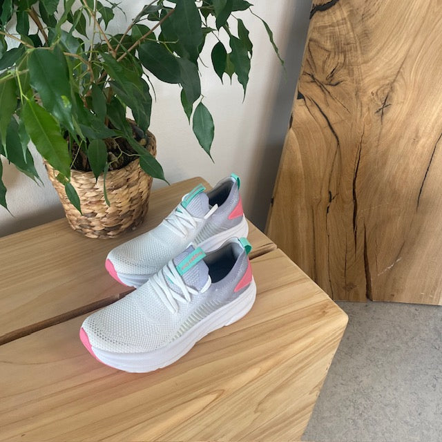 Grå/hvid åndbar slip on sko med stødabsorbering