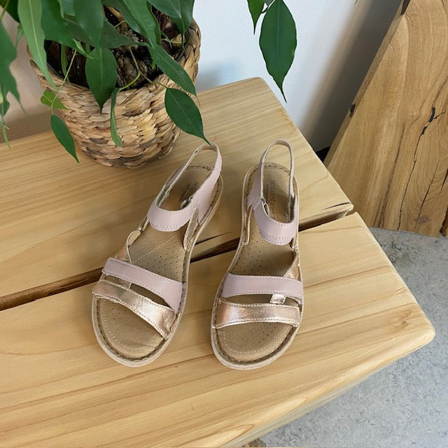 Rosa skindsandal med tre remme og rosegold detaljer fra Relaxshoe
