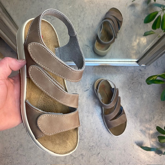 Elegant brun skindsandal med justerbare remme