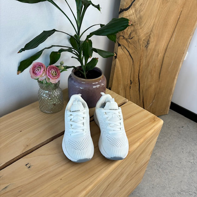 Hvid åndbar sko fra Endurance med effektiv stødabsorbering