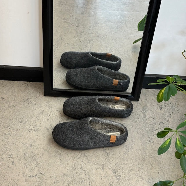 Lav mørk grå hjemmesko i uld med skridhæmmende såler fra Green Comfort
