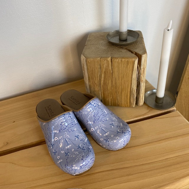 Lyseblå Sanita-træsko med smukt blomsterprint.