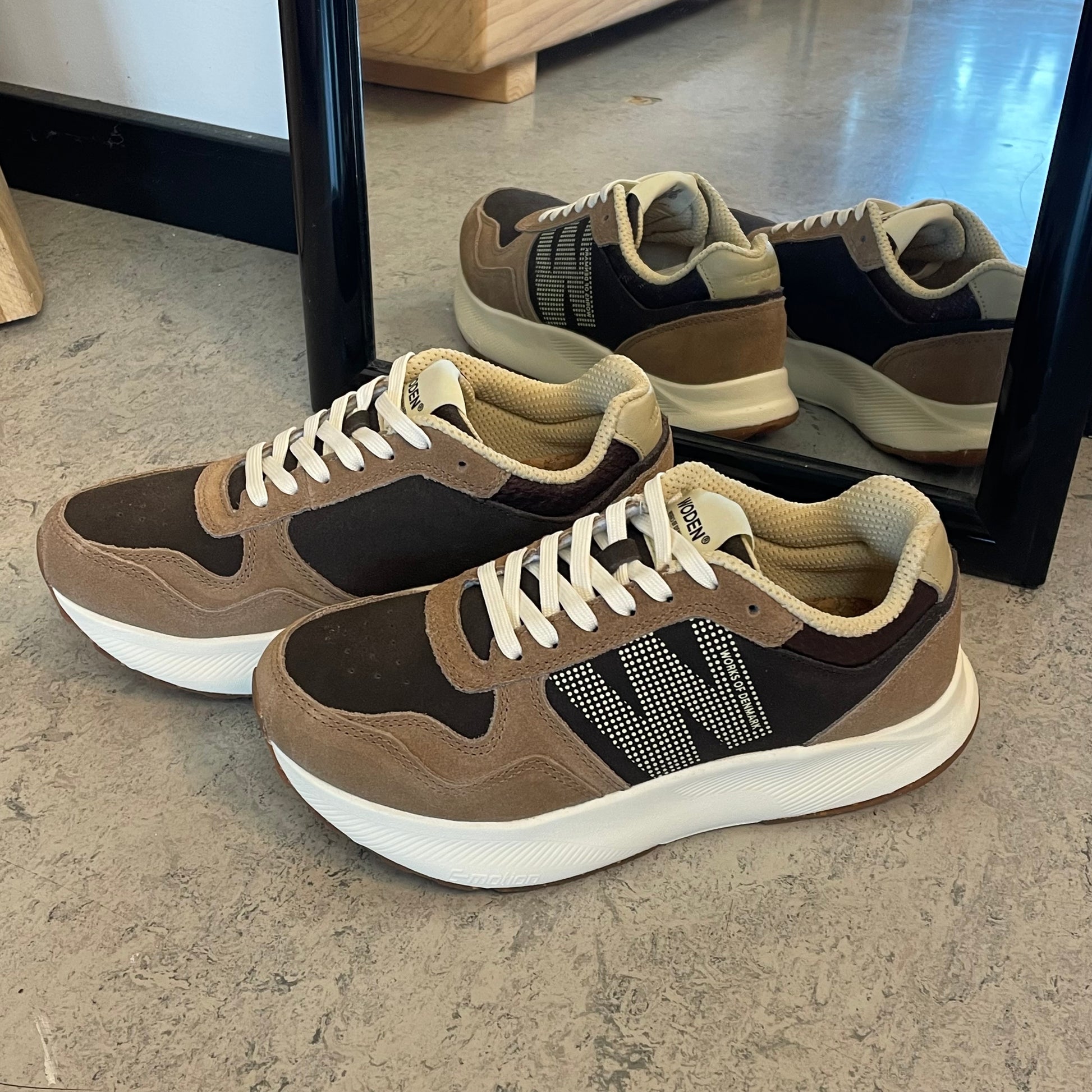 Mathilde Runner Leather – Woden sneaker i brune nuancer med let gængesål