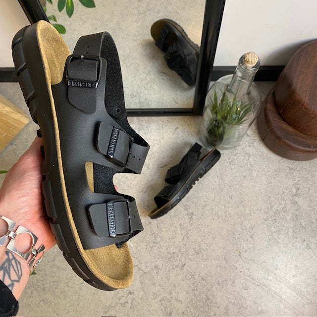 Sort Birkenstock Kano sandal med skridsikre såler.