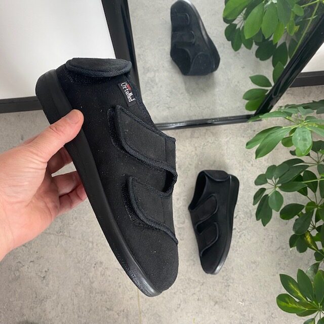 Sko med velcro og bred pasform og regulerbar hælrem