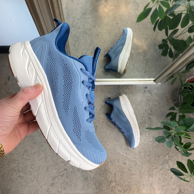 Lyseblå åndbar sko med god bredde