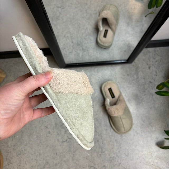 Lys grøn hjemmesko med synlig pelskant