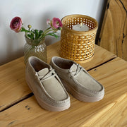 Beige ruskindssko med gængesål og svangstøtte