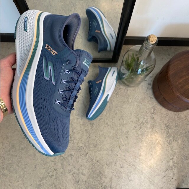 Blå slip-ins sko fra Skechers med elastiksnøre