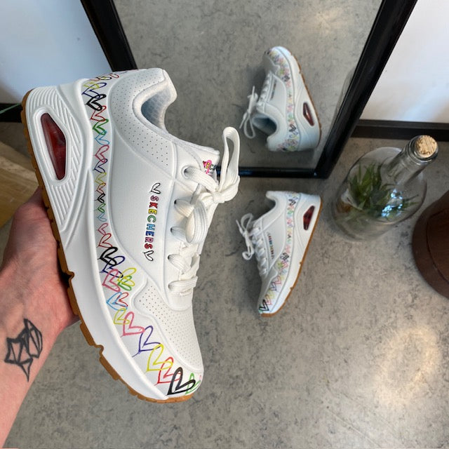 Hvide Skechers sko med flotte hjertedetaljer
