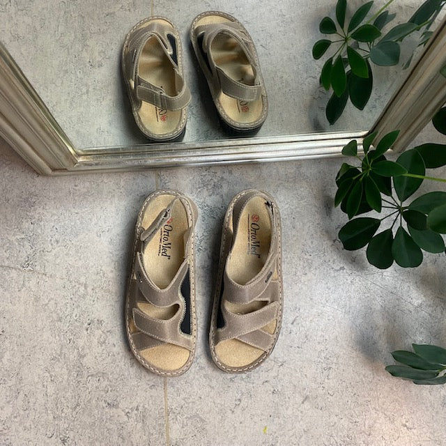 Bred skindsandal til knyster