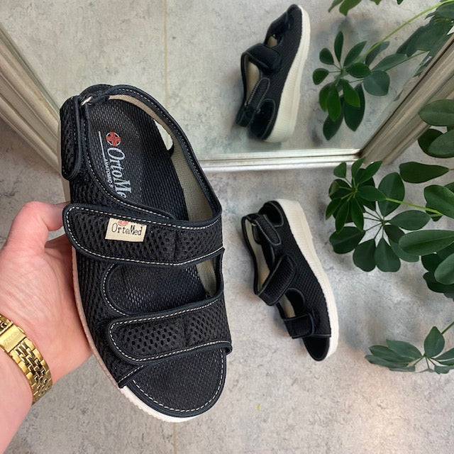 Bred sandal fra OrtoMed med velcro