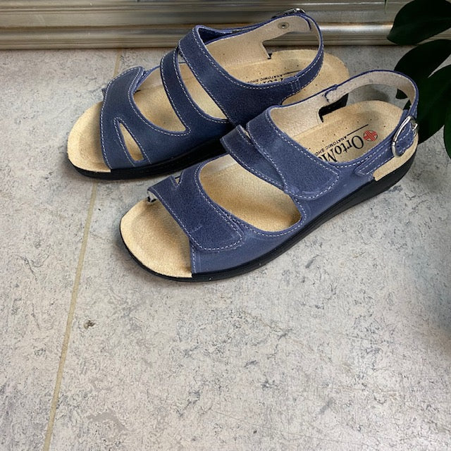 Blå bred skind sandal med velcro