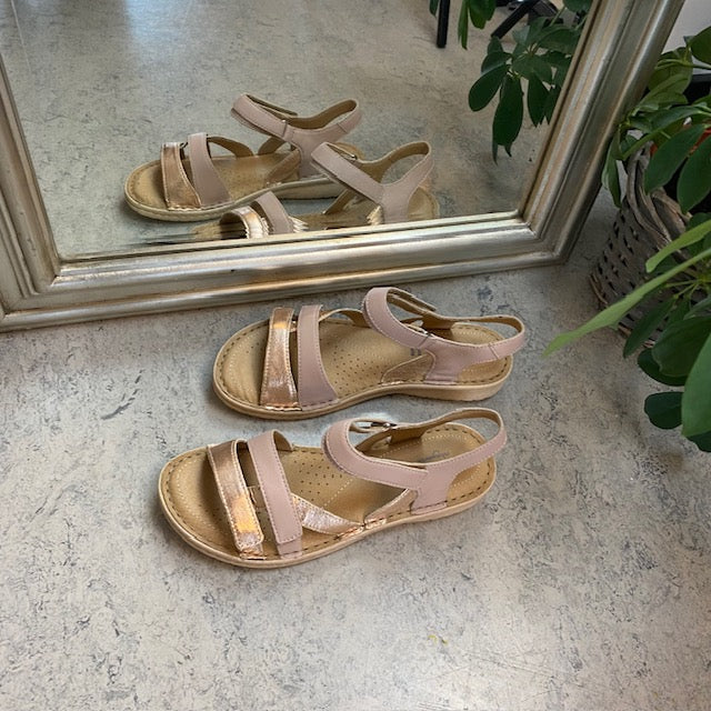 Rosa skindsandal med tre remme og rosegold detaljer fra Relaxshoe