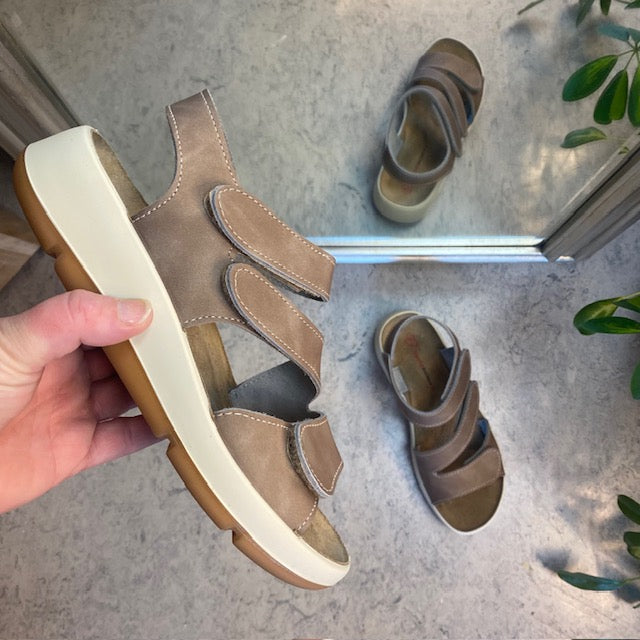 Elegant brun skindsandal med justerbare remme