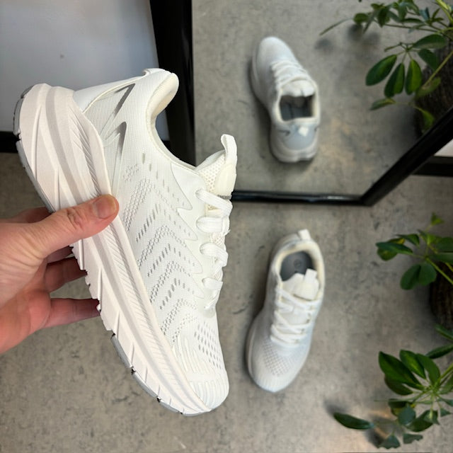 Endurance hvid sneaker – åndbar komfort med stødabsorbering & let svangstøtte