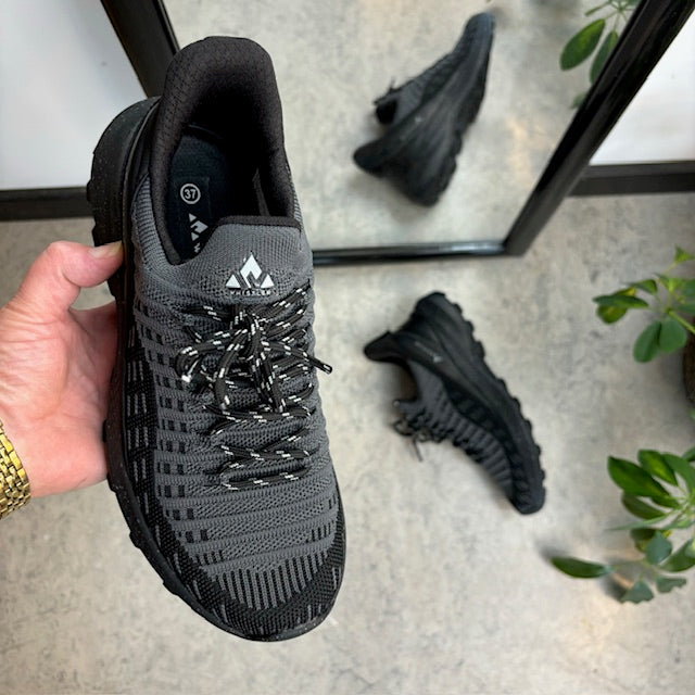 Mørkegrå slip ons fra Whistler med god bredde