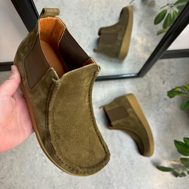 Kort støvle fra Nature i blødt brunt ruskind.