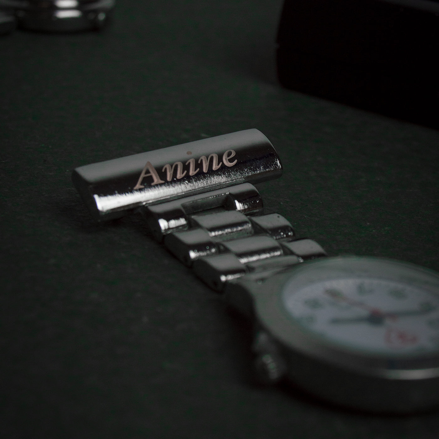 Stål sygeplejeur med bred lænke og gravering