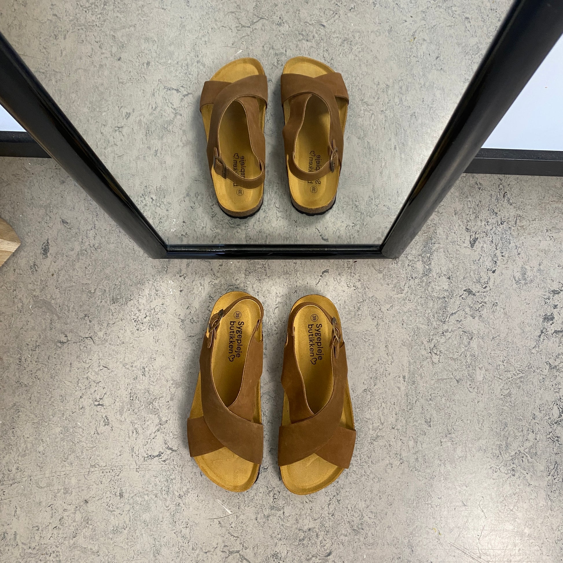 Serraje Roble – brun sandal med krydsremme & bagrem | Sygeplejebutikken