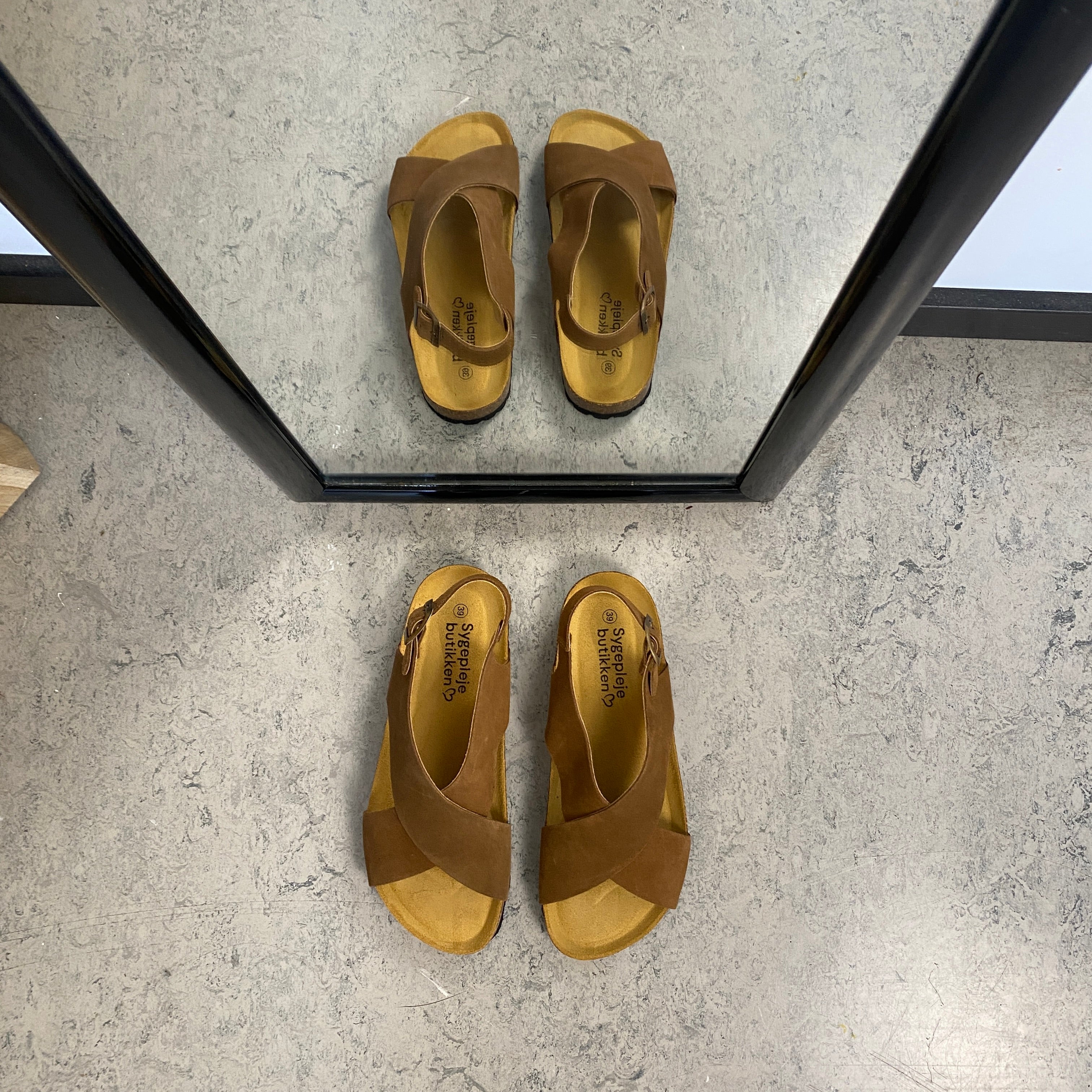 Serraje Roble – brun sandal med krydsremme & bagrem | Sygeplejebutikken