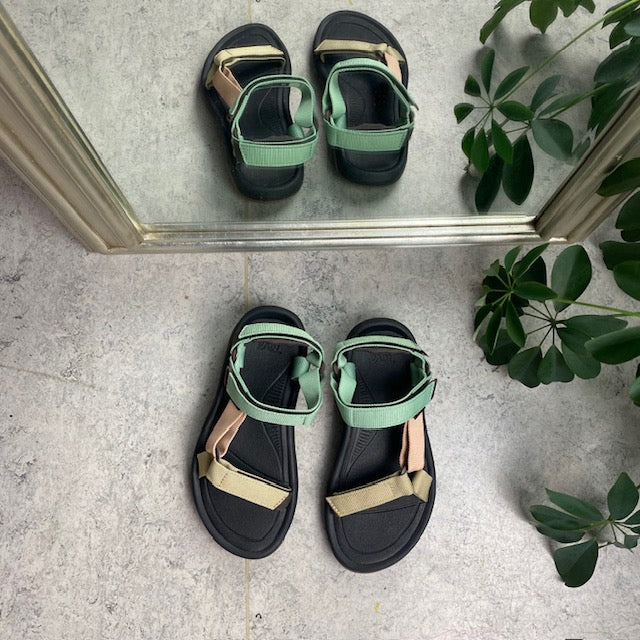 Multifarvet sandal fra Teva med tre regulerbare remme