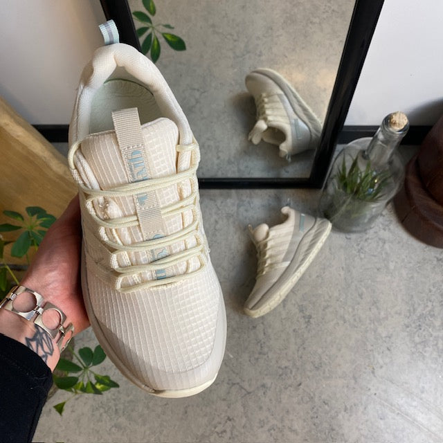 Råhvid Green Comfort vandresko med fast svangstøtte.