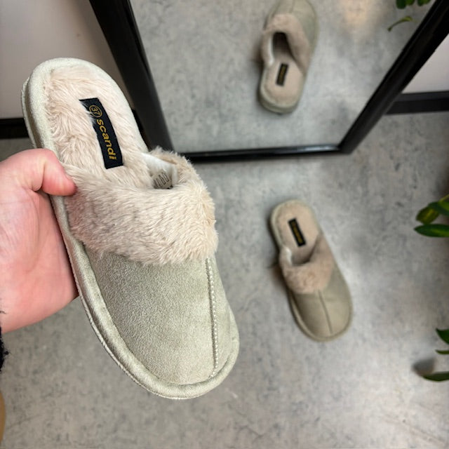 Lys grøn hjemmesko med synlig pelskant