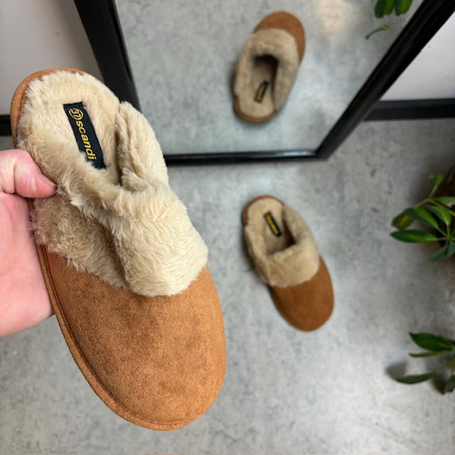 Brun hjemmesko med synlig pelskant