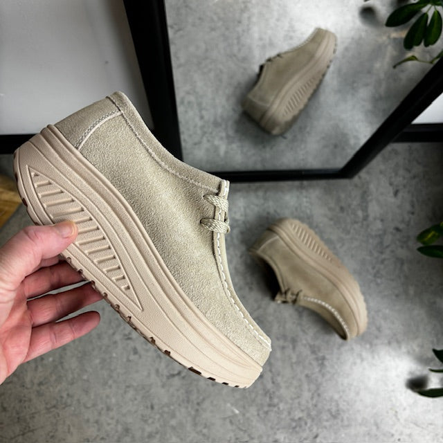 Beige ruskindssko med gængesål og svangstøtte