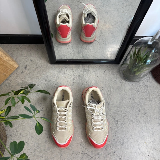 Beige sko med åndbar overdel og flotte detaljer