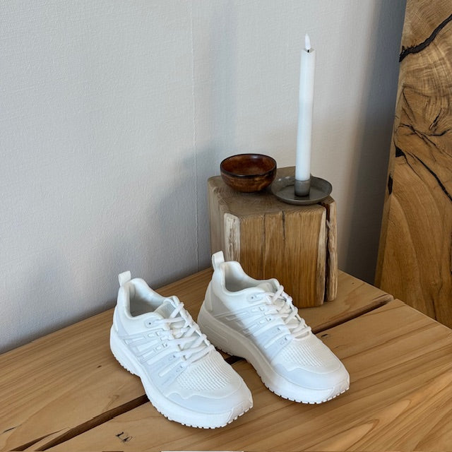 Hvid letvægtssko fra Gaitline med optimal af støddæmpning og svangstøtte