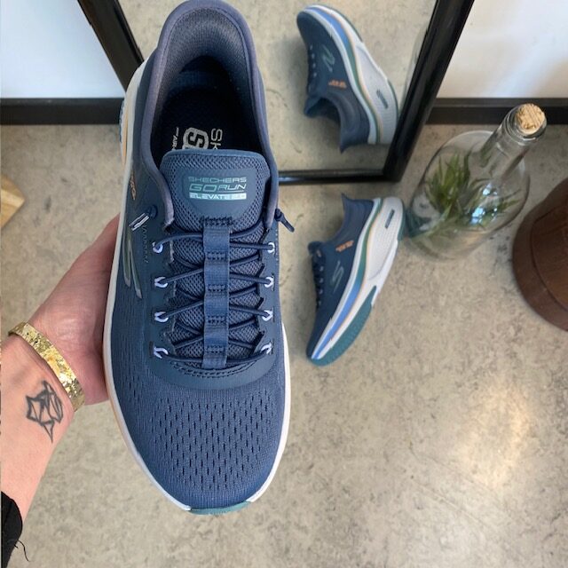 Blå slip-ins sko fra Skechers med elastiksnøre