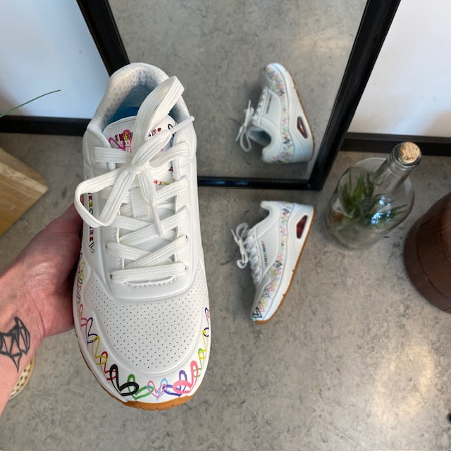Hvide Skechers sko med flotte hjertedetaljer