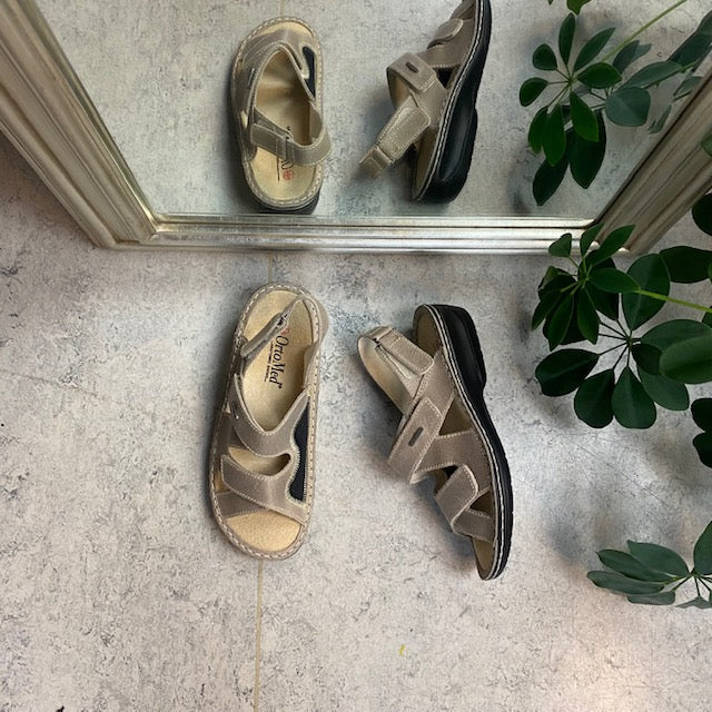 Bred skindsandal til knyster