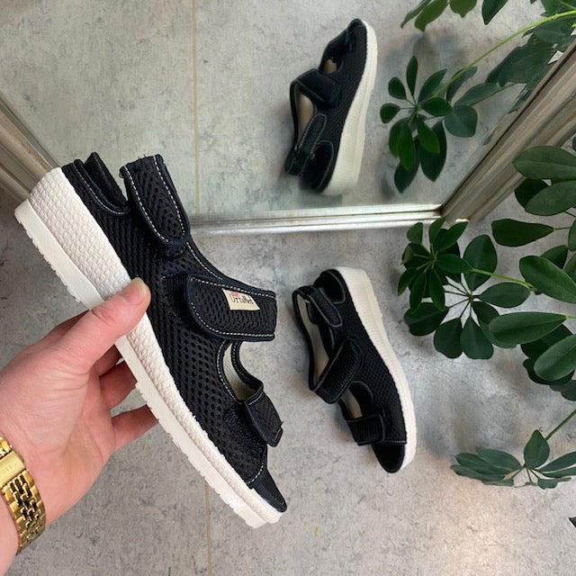 Bred sandal fra OrtoMed med velcro