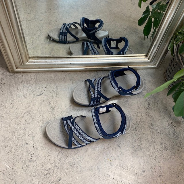 Sporty letvægtssandal i navy med reguleringsremme, svangstøtte & løftet forfod