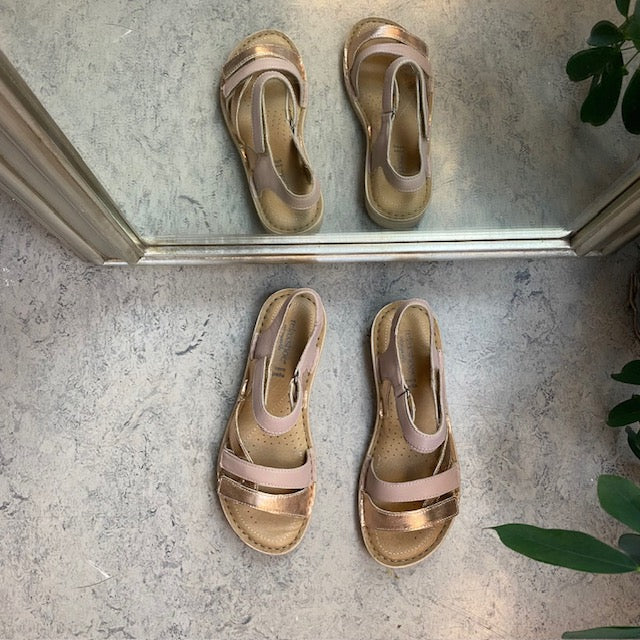 Rosa skindsandal med tre remme og rosegold detaljer fra Relaxshoe