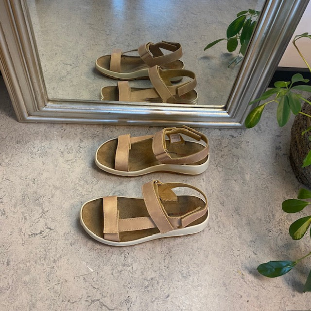 Beige skindsandal med tre indstillelige remme og svangstøtte
