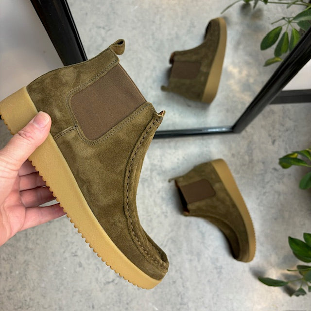 Kort støvle fra Nature i blødt brunt ruskind.