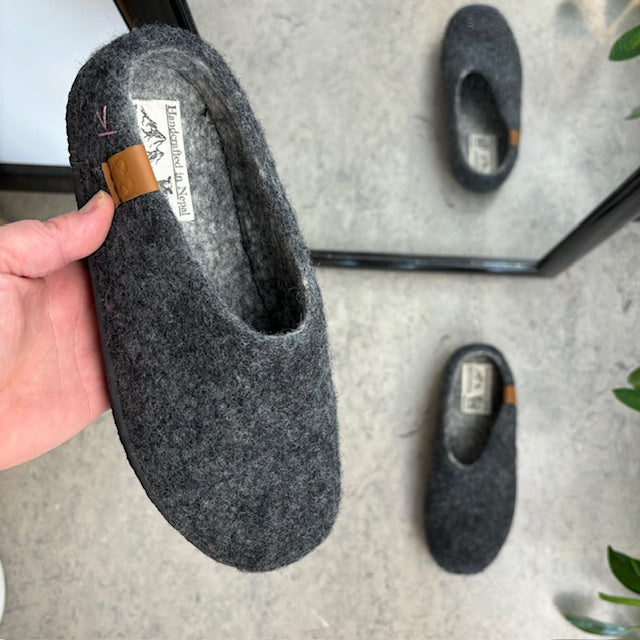 Lav mørk grå hjemmesko i uld med skridhæmmende såler fra Green Comfort