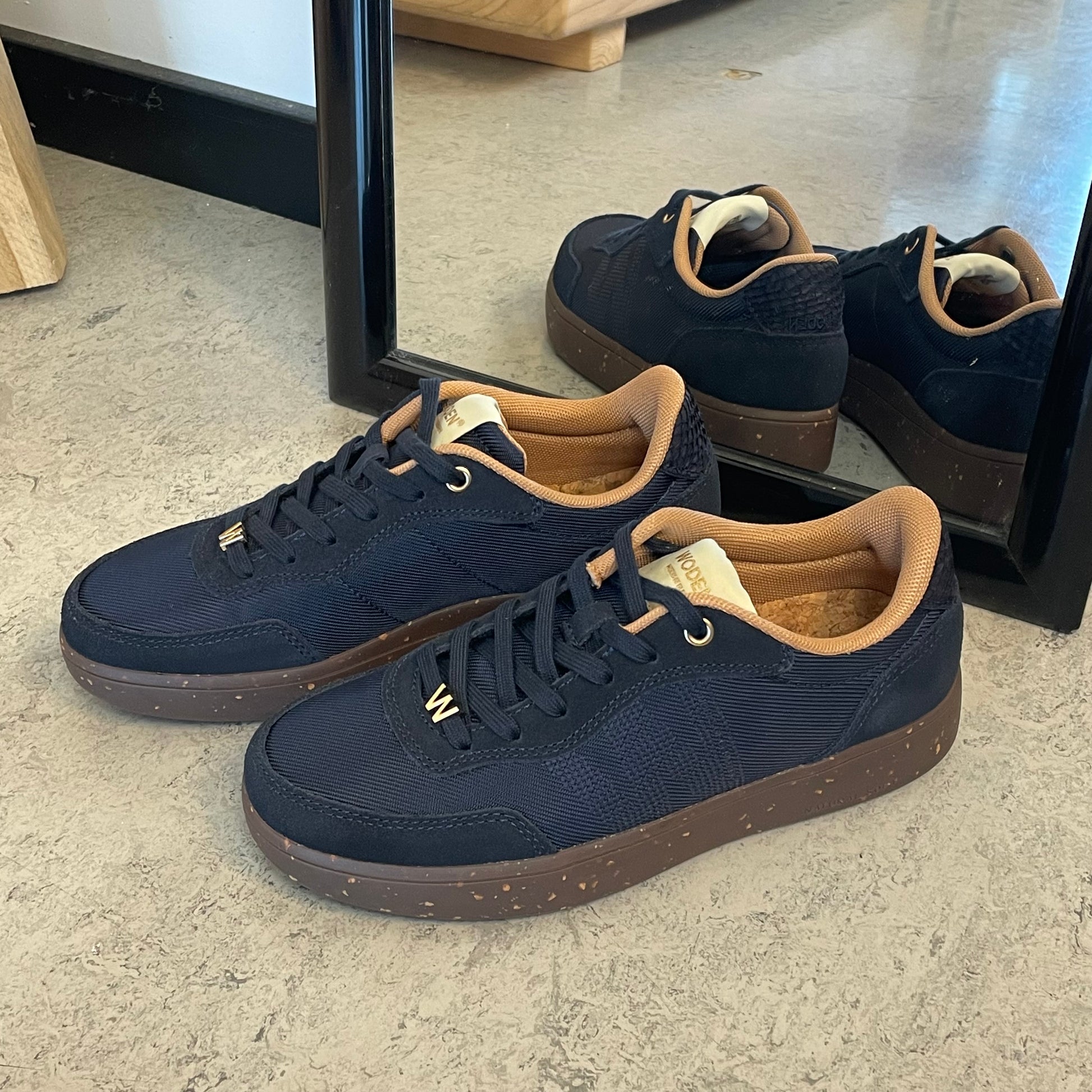 Woden Line Sneak – navy sneaker med gulddetaljer & blød komfort