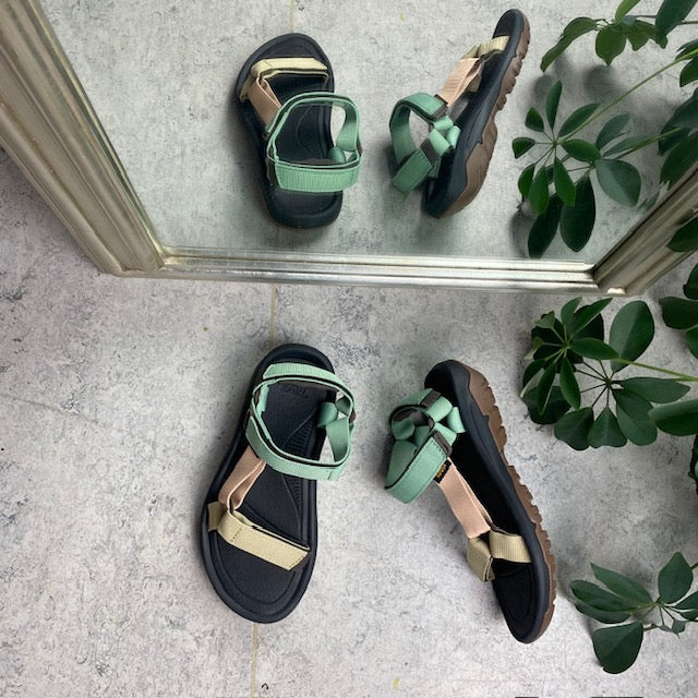 Multifarvet sandal fra Teva med tre regulerbare remme