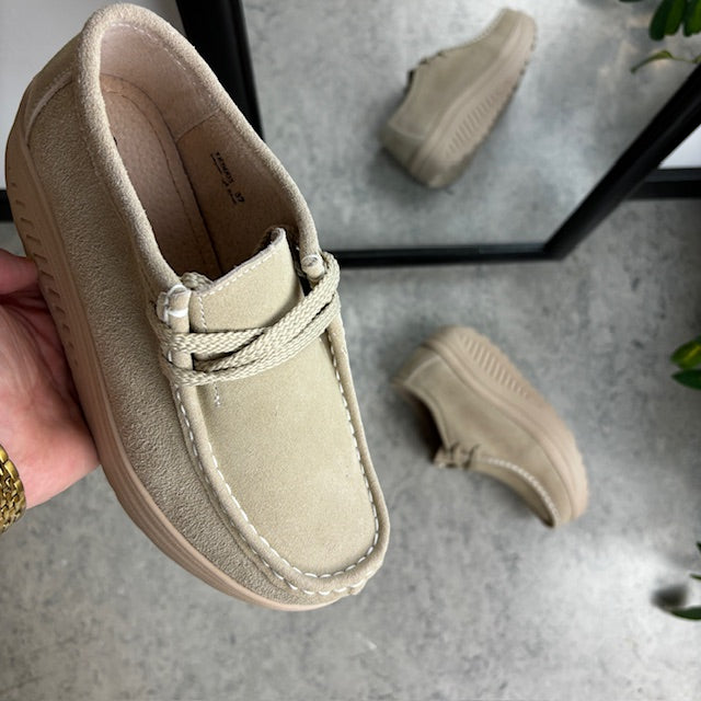 Beige ruskindssko med gængesål og svangstøtte