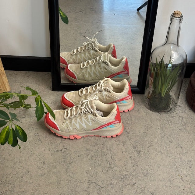 Beige sko med åndbar overdel og flotte detaljer