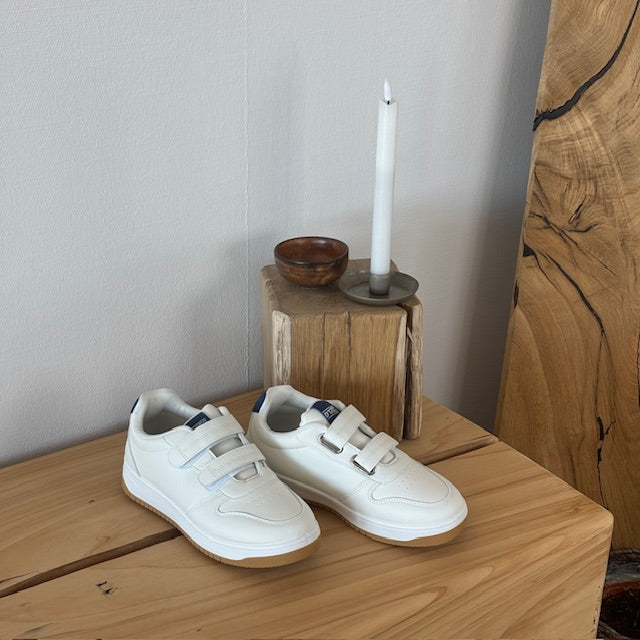 Hvid sko med velcroremme og ekstra stødabsorbering i hælen