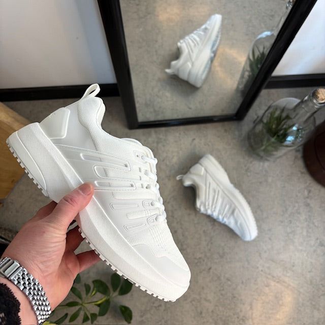 Hvid letvægtssko fra Gaitline med optimal af støddæmpning og svangstøtte